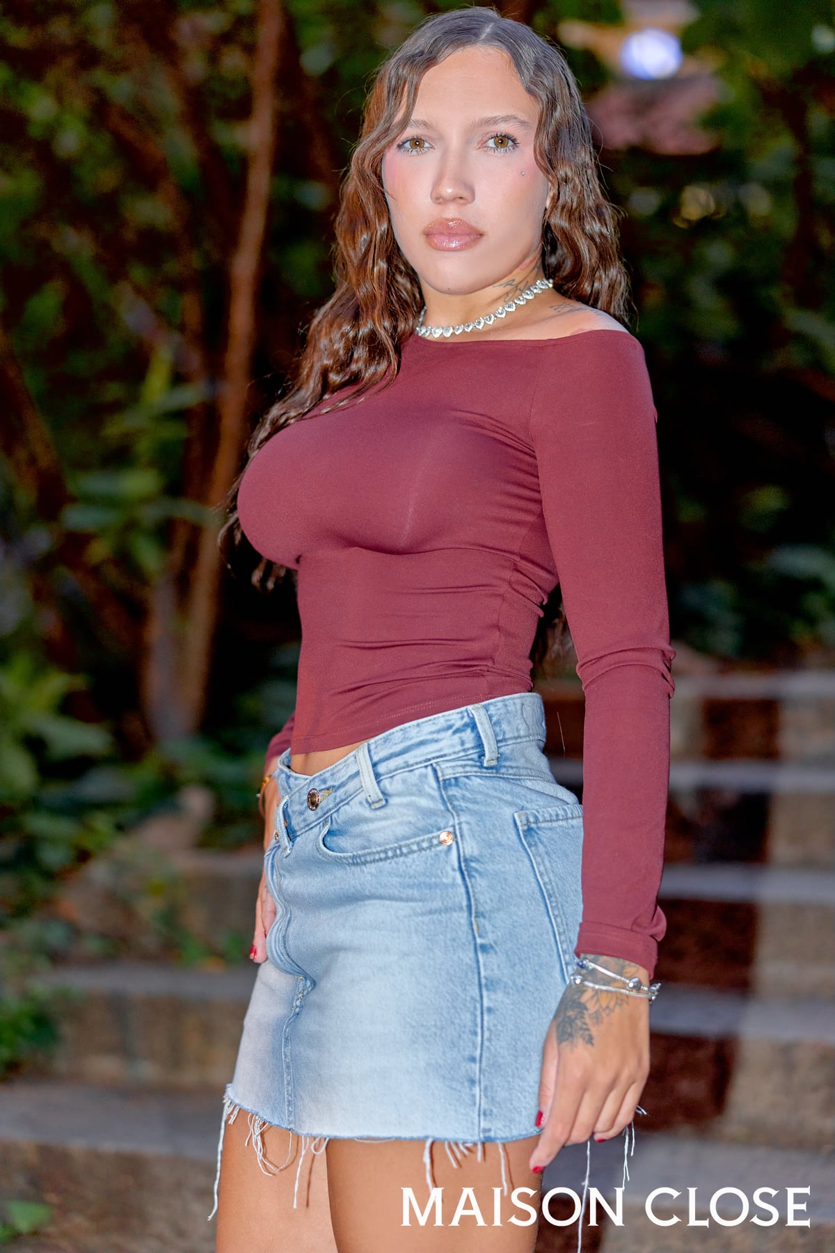 Alejandra est une magnifique escort de luxe vénézuélienne à Barcelone, qui pose en jupe en jean et haut rouge.